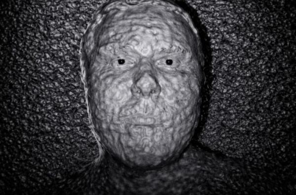 सिर्फ़ फोटो से नहीं खुलता Face ID, चेहरे का 3D नक्शा बनाकर पहचान..